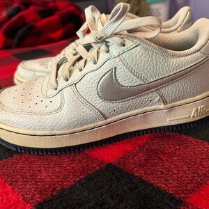 Nike Low-Top Sneakers in Cream and Gray